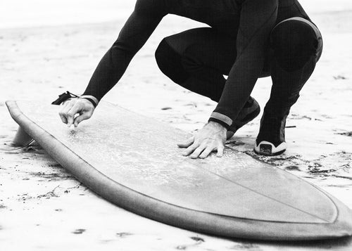 Sztuka sportowa: surfer przygotowujący deskę