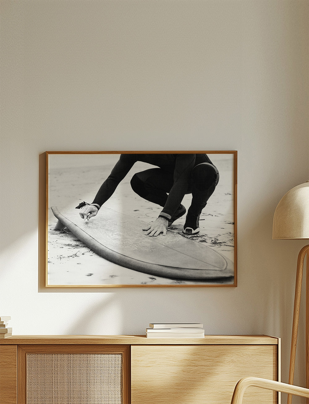 Sztuka sportowa: surfer przygotowujący deskę