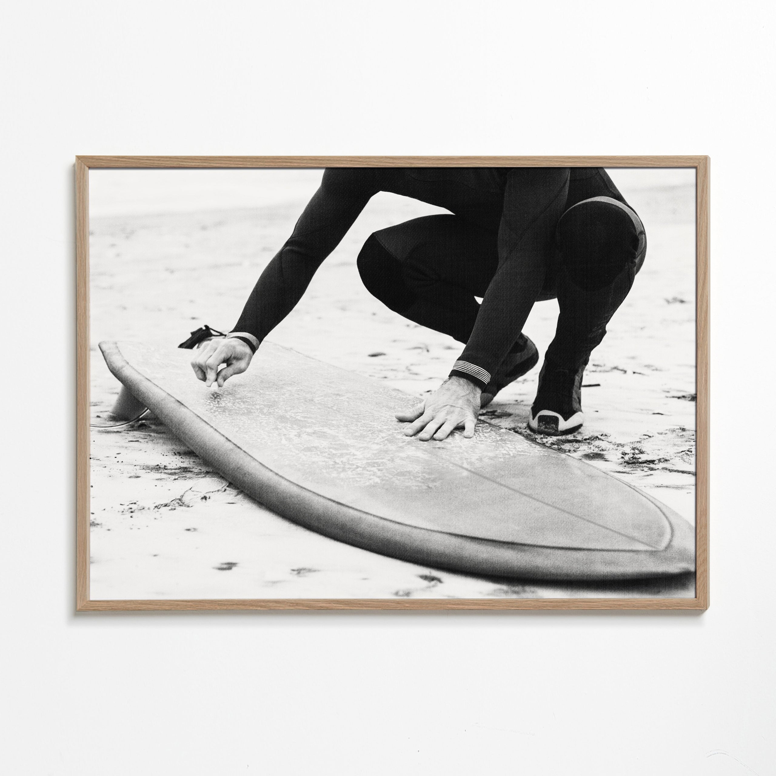 Sztuka sportowa: surfer przygotowujący deskę
