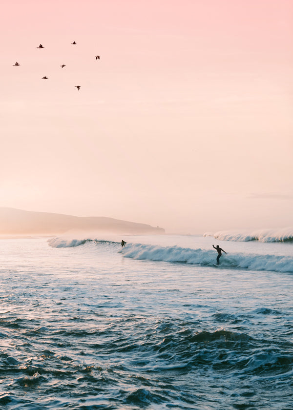 Sztuka sportowa surf przy wschodzie słońca