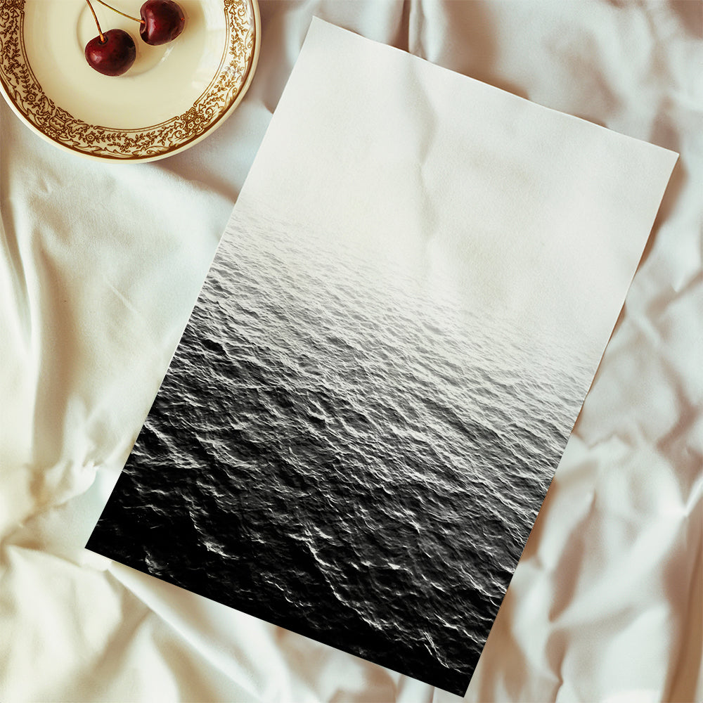 Fotografia oceanu w czerni i bieli