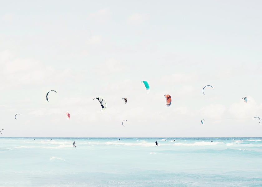 Sztuka sportu kitesurf na spokojnym morzu