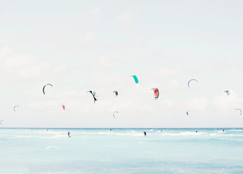 Sztuka sportu kitesurf na spokojnym morzu