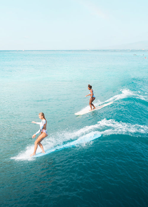 Sztuka sportowa: surferzy na otwartym morzu