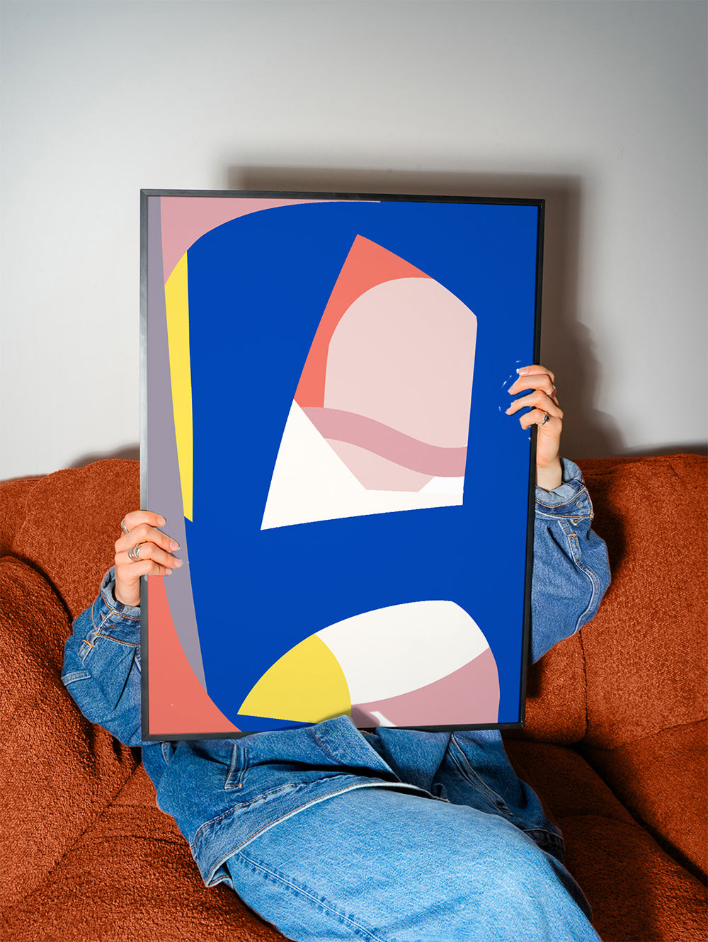 Plakat geometryczny z organicznymi niebieskimi formami