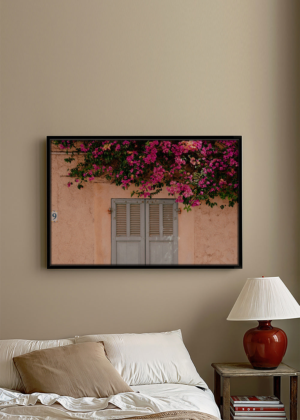 Plakat botaniczny z bugenwillą nad starymi drzwiami – Canvas1