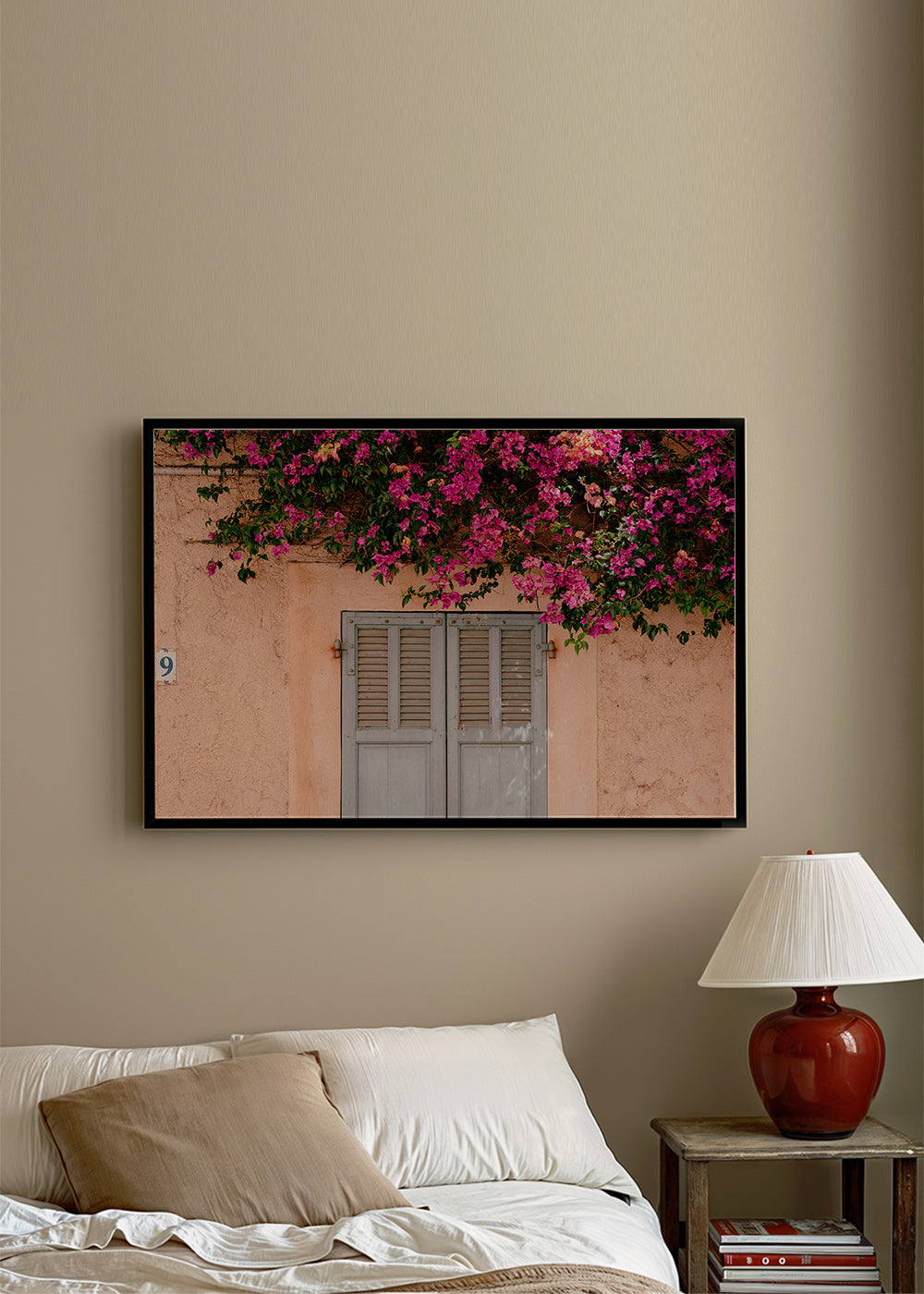 Plakat botaniczny z bugenwillą nad starymi drzwiami – Product1