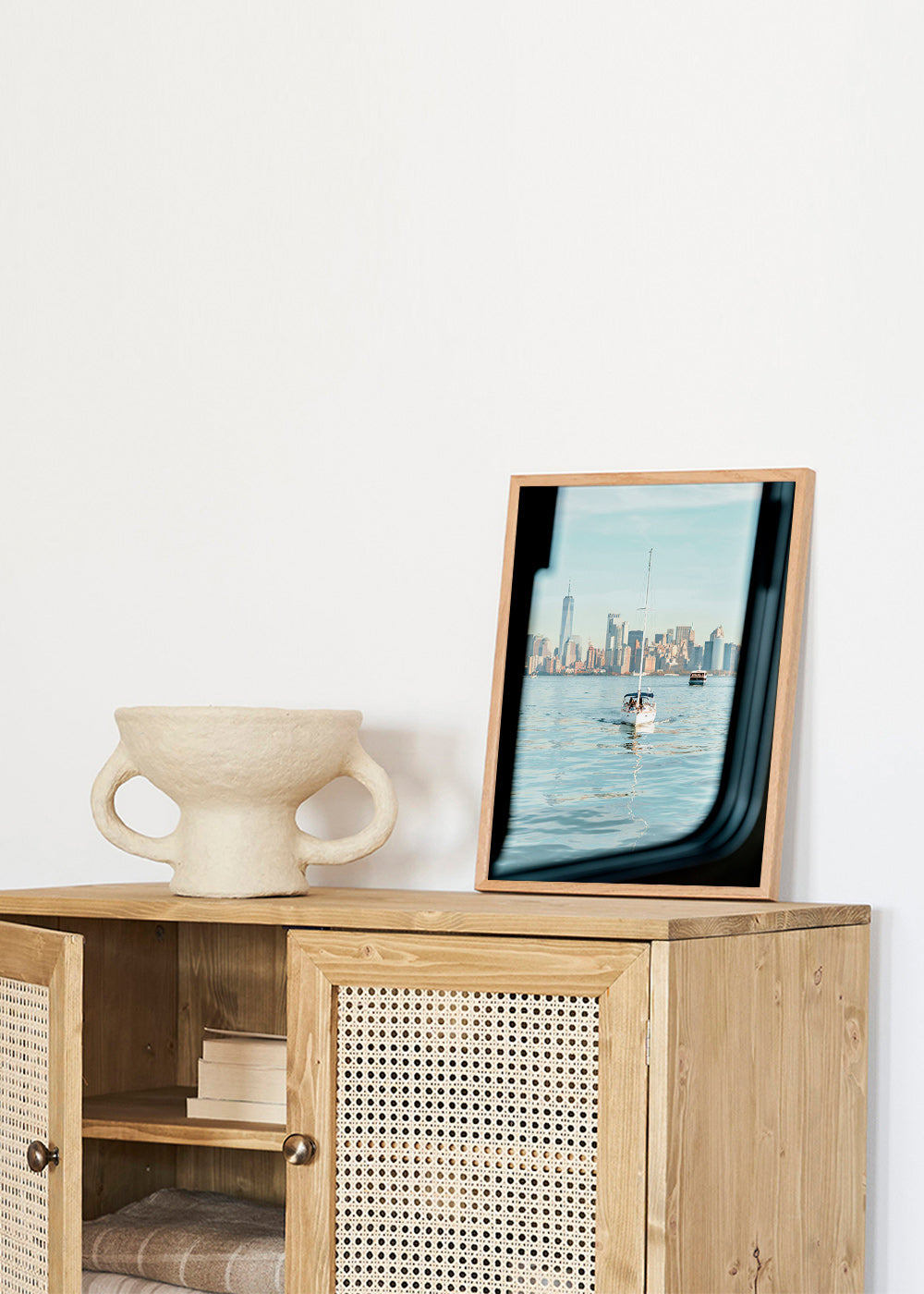 Plakat podróżniczy z żaglówką i panoramą miasta – Product1