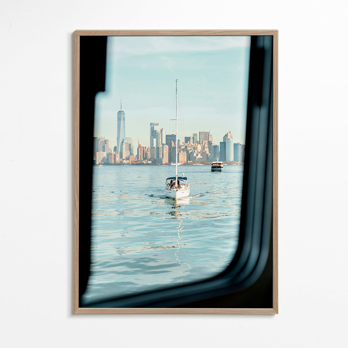 Plakat podróżniczy z żaglówką i panoramą miasta – Oak Frame