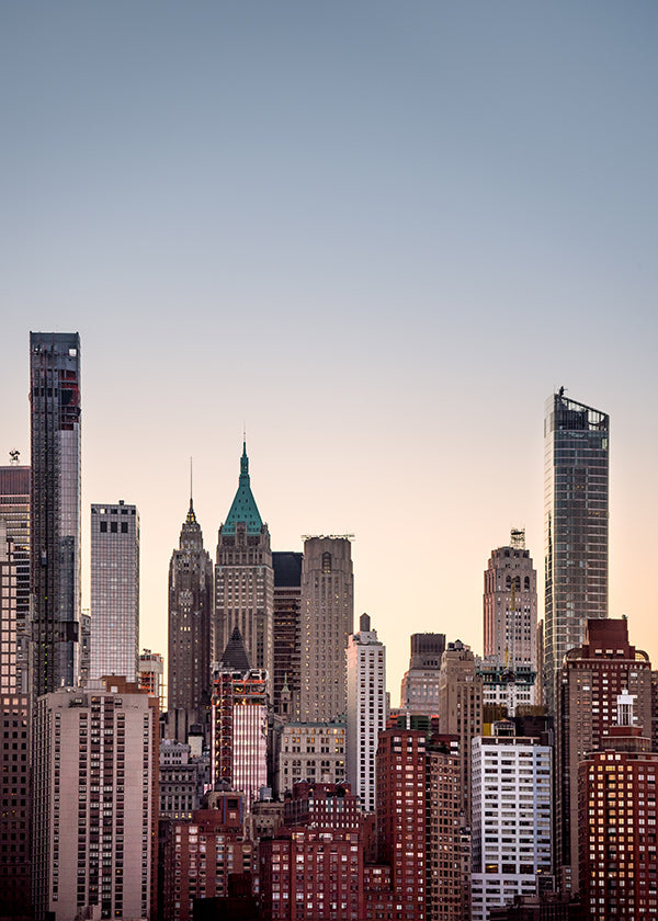 Plakat miasta ze skyline o zmierzchu