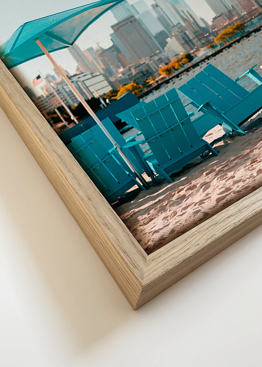 Plakat podróżniczy z turkusowymi fotelami na plaży i panoramą miasta – Canvas detail