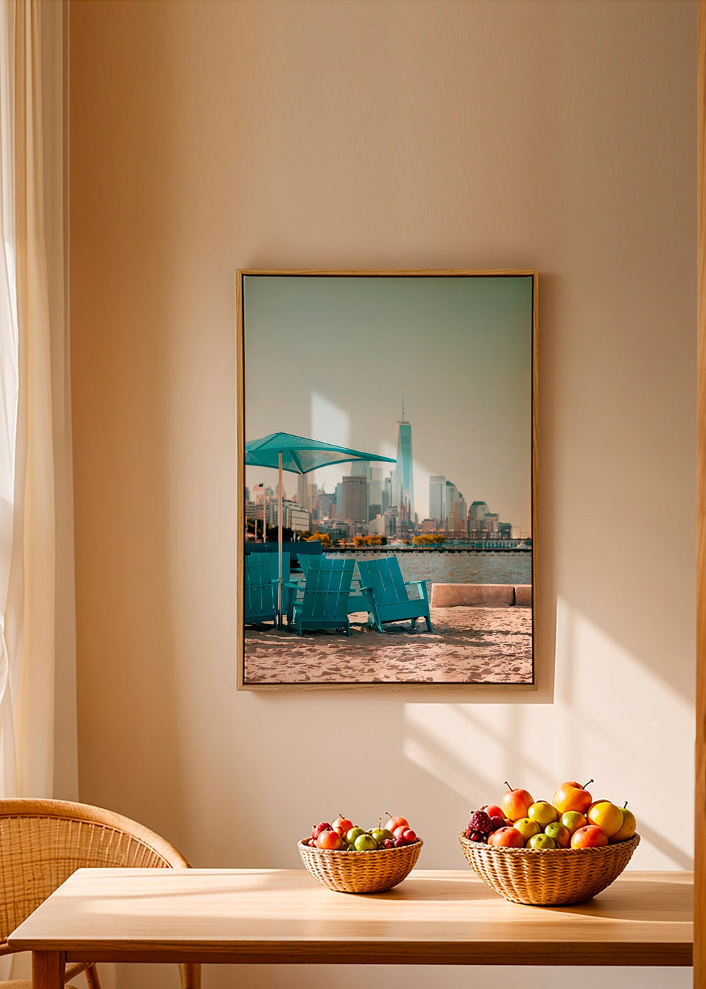 Plakat podróżniczy z turkusowymi fotelami na plaży i panoramą miasta – Canvas1