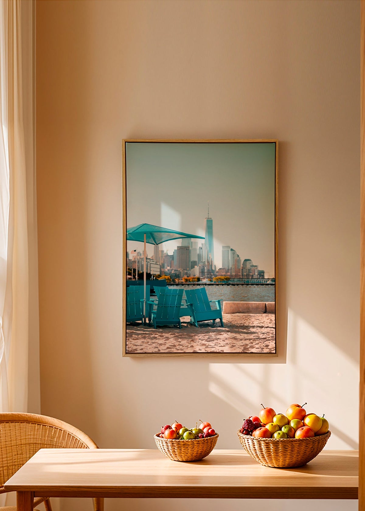 Plakat podróżniczy z turkusowymi fotelami na plaży i panoramą miasta – Canvas1