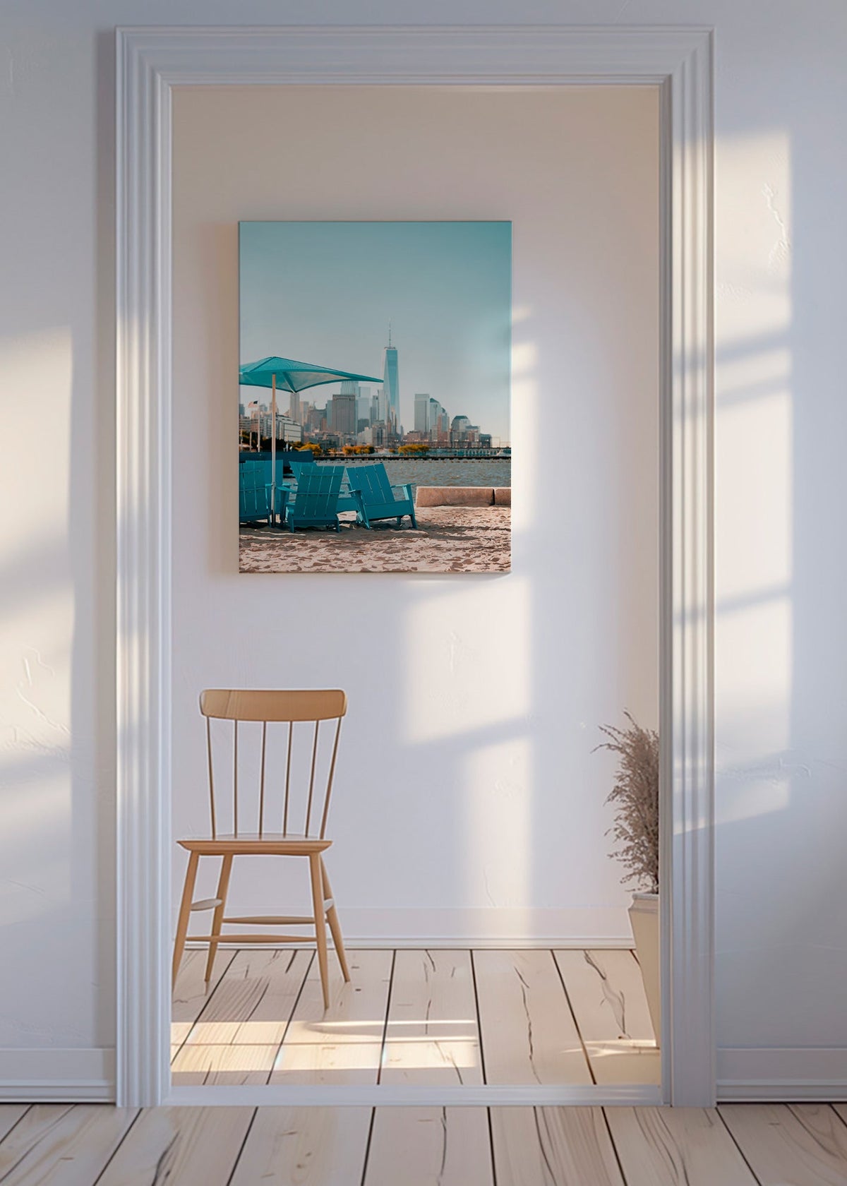 Plakat podróżniczy z turkusowymi fotelami na plaży i panoramą miasta – Canvas