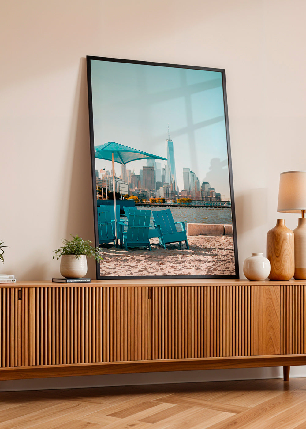 Plakat podróżniczy z turkusowymi fotelami na plaży i panoramą miasta – Product1