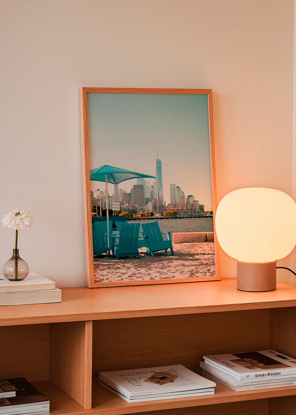 Plakat podróżniczy z turkusowymi fotelami na plaży i panoramą miasta – Product2