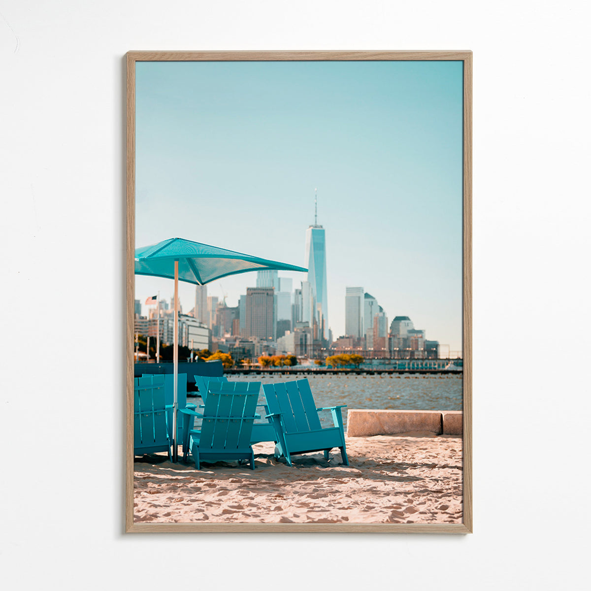 Plakat podróżniczy z turkusowymi fotelami na plaży i panoramą miasta – Oak Frame