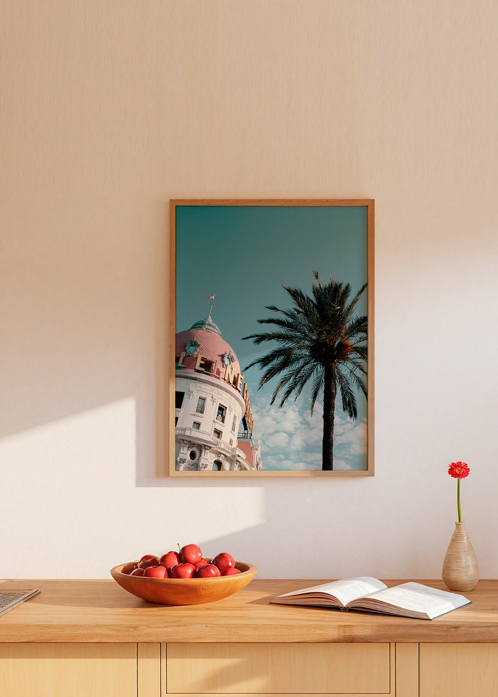 Plakat miasta Riviera z kopułą i palmą – Product1