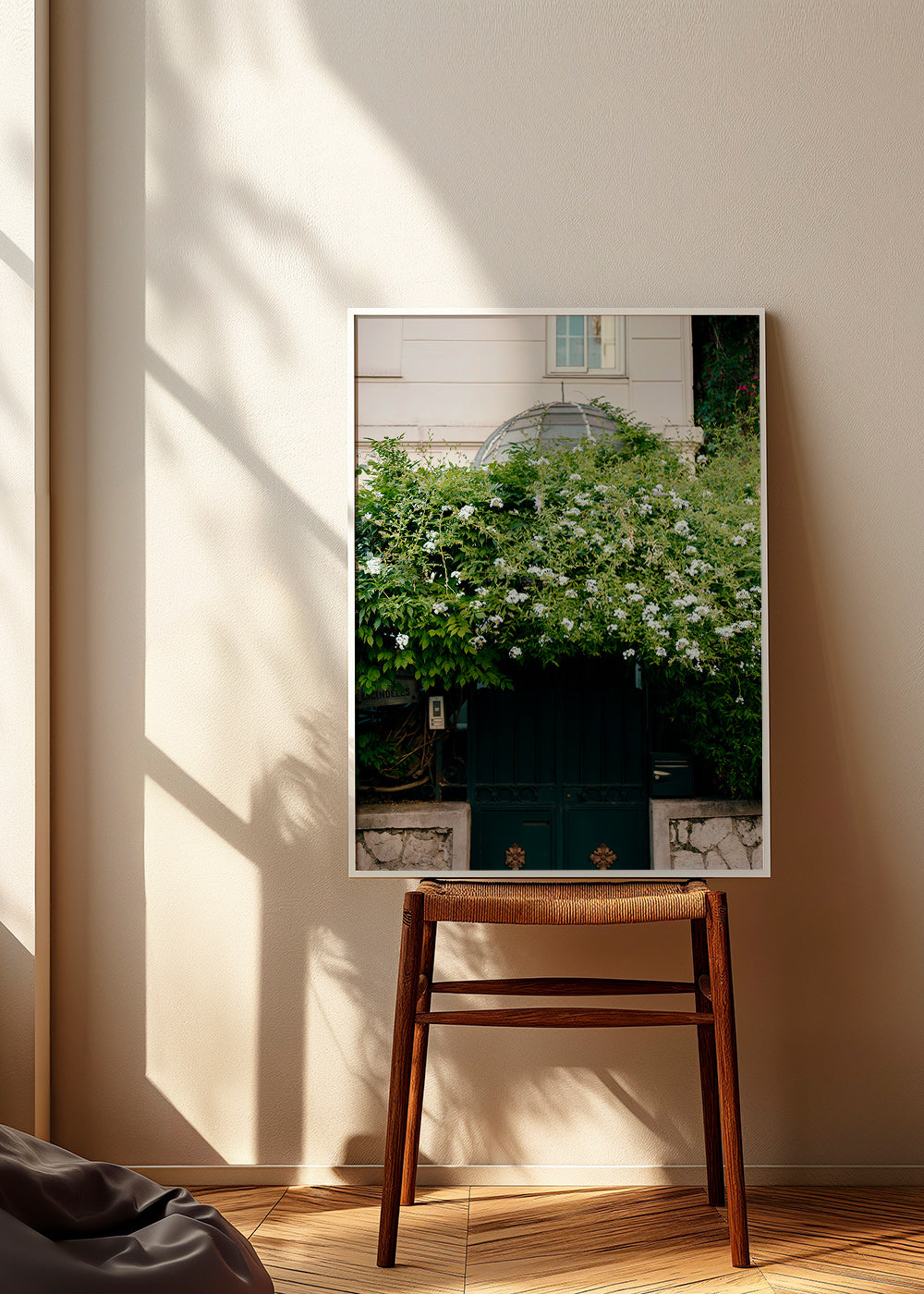 Plakat botaniczny z białą pnączową przy furtce – Product1