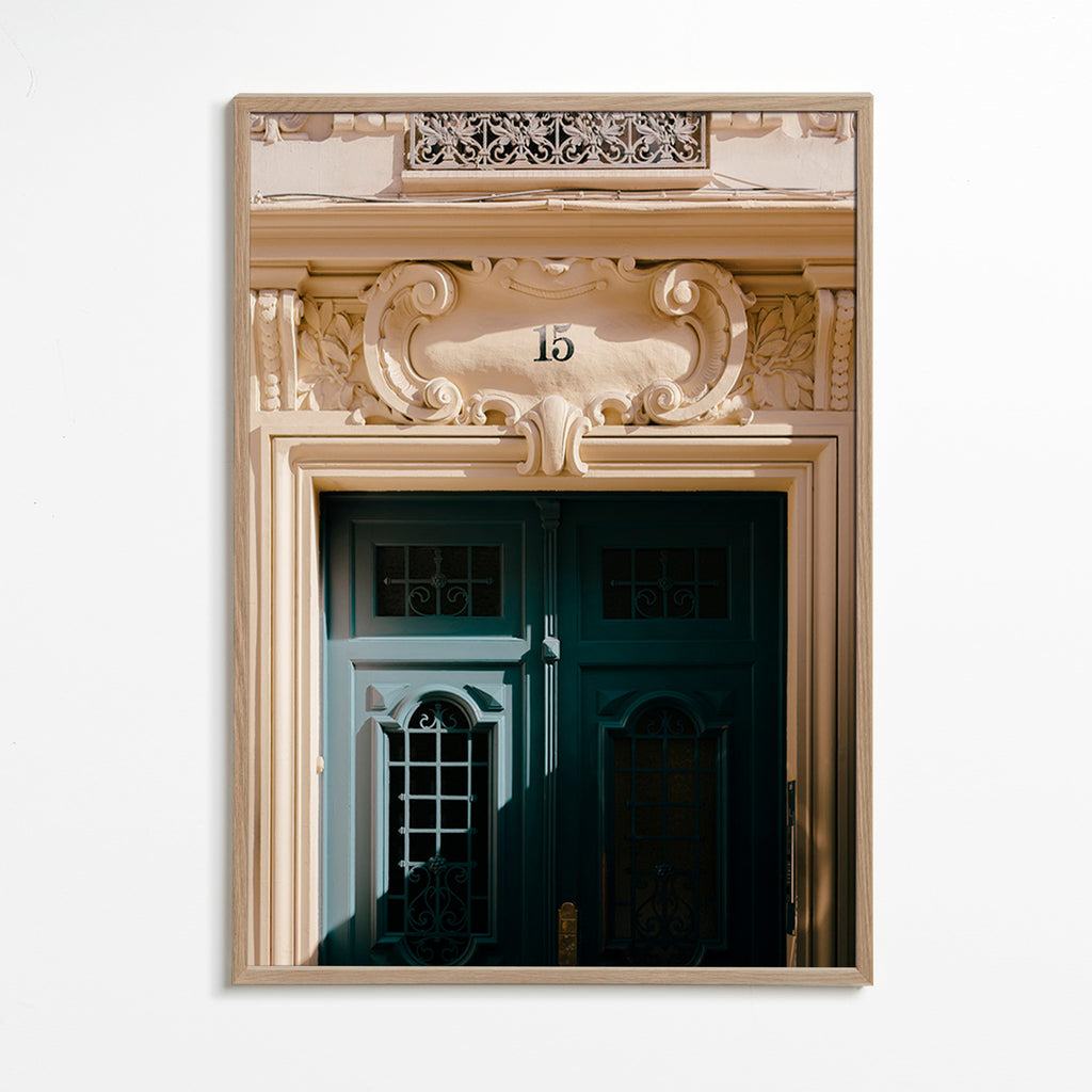 Sztuka do miasta: zielone drzwi z numerem 15 – Oak Frame