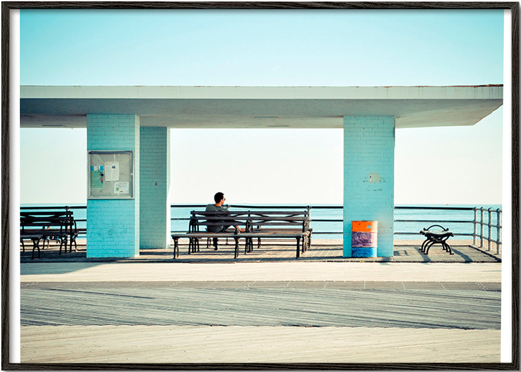 Fotografia molo z samotną ławką – Black Frame