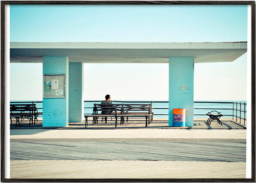 Fotografia molo z samotną ławką – Black Frame