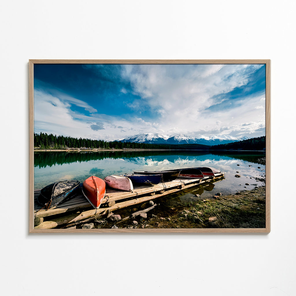 Obraz krajobrazowy z kajakami przy pomoście – Oak Frame