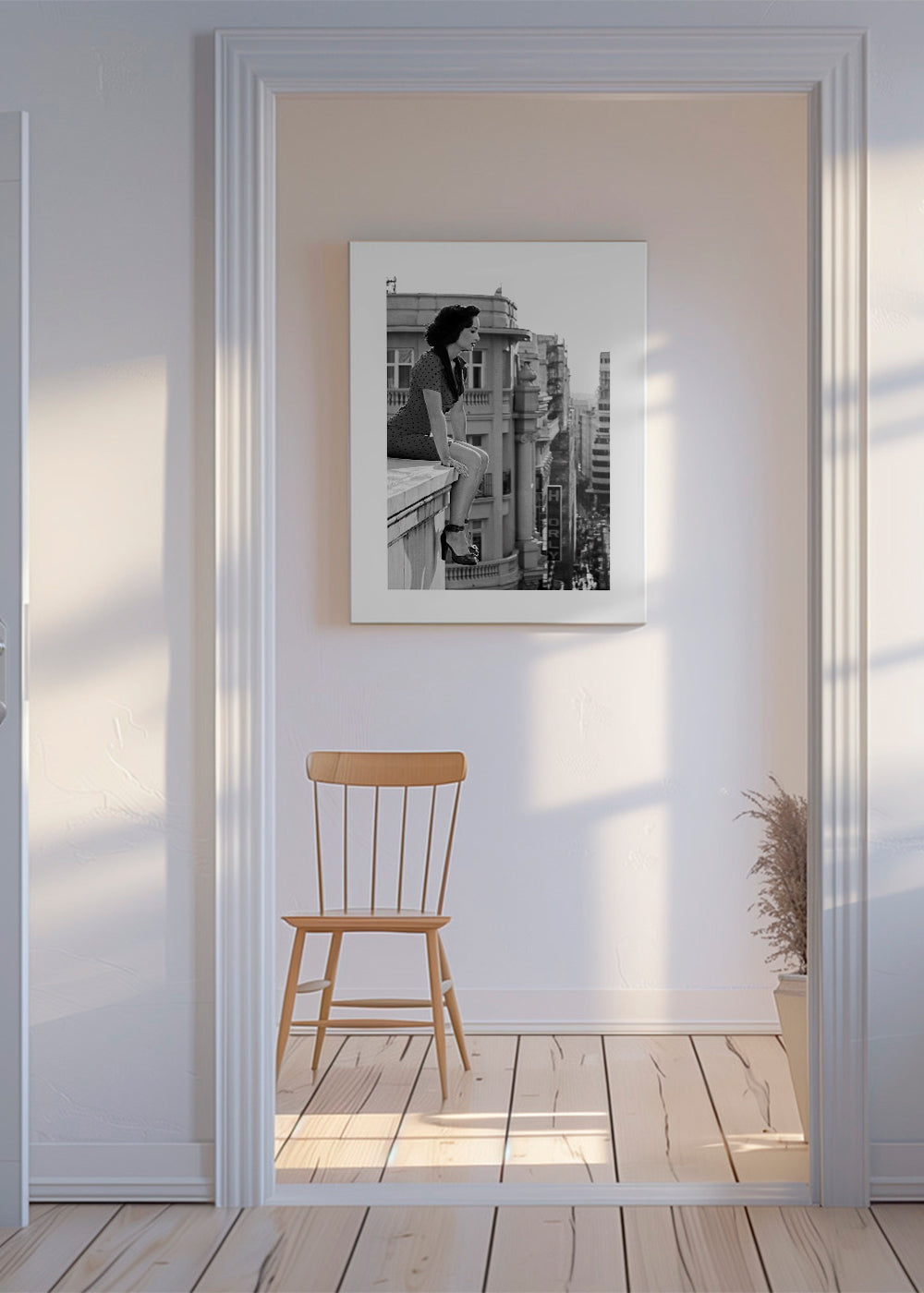 Czarno-biała fotografia kobiety na krawędzi miejskiej