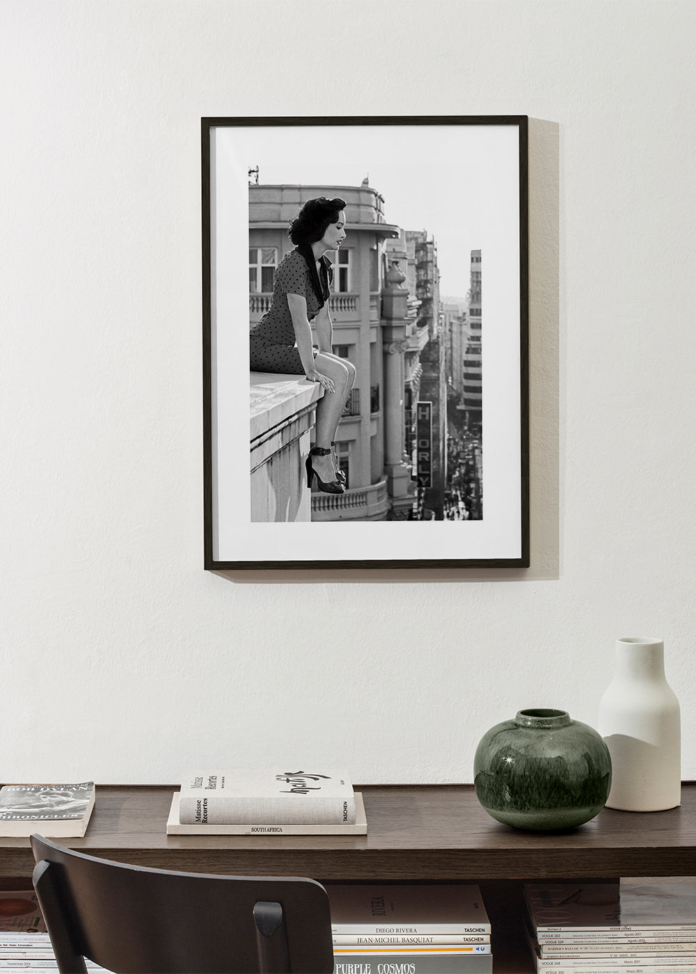 Czarno-biała fotografia kobiety na krawędzi miejskiej