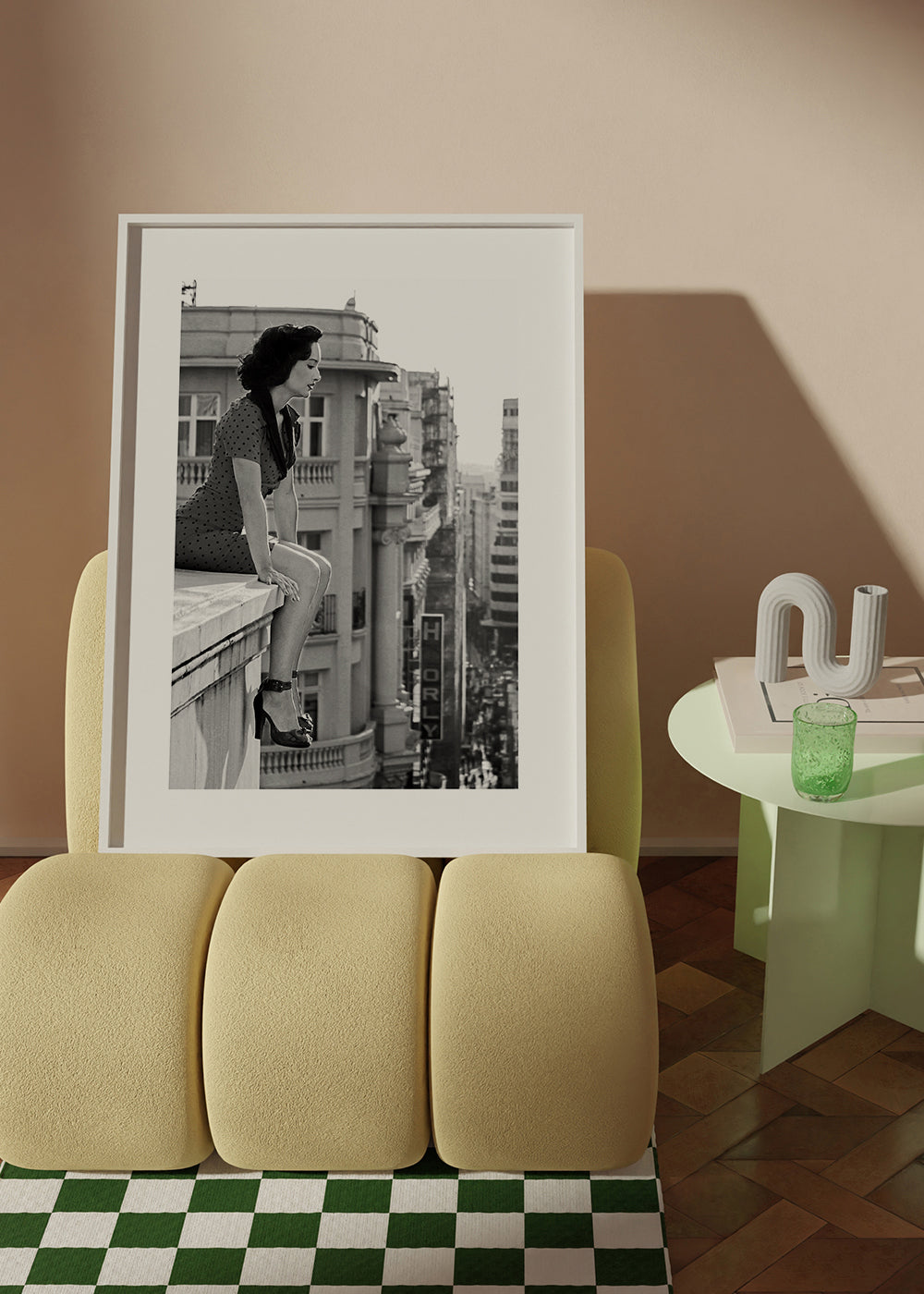 Czarno-biała fotografia kobiety na krawędzi miejskiej