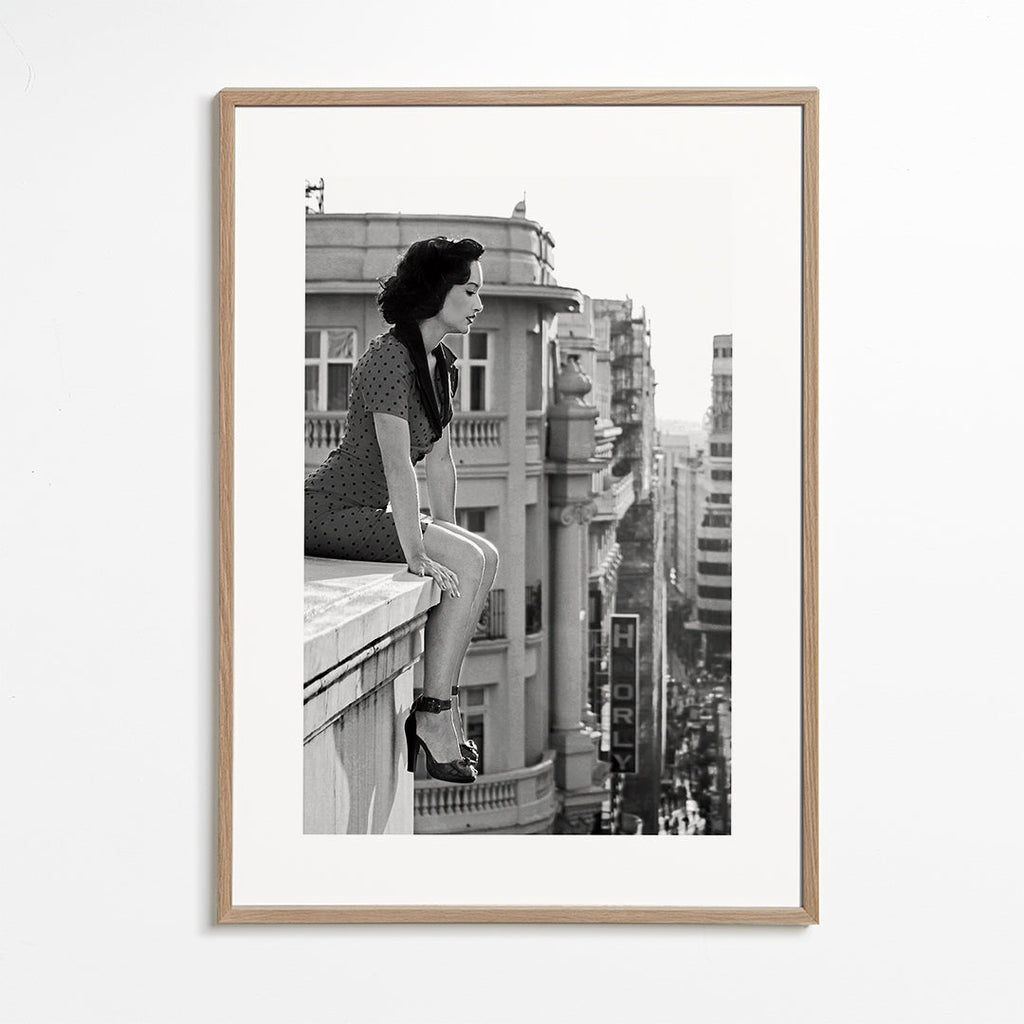 Czarno-biała fotografia kobiety na krawędzi miejskiej