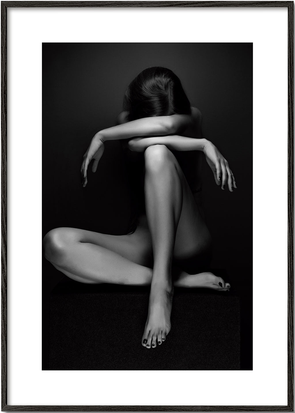 Fotografia siedzącej postaci w studio