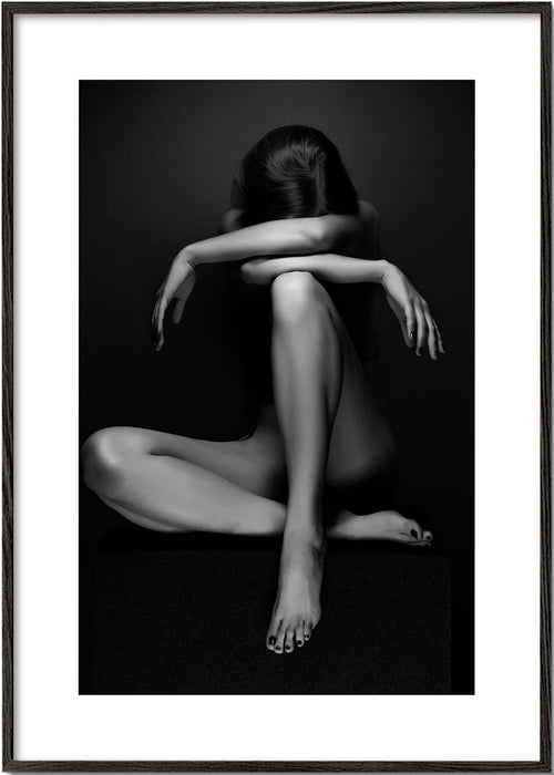 Fotografia siedzącej postaci w studio