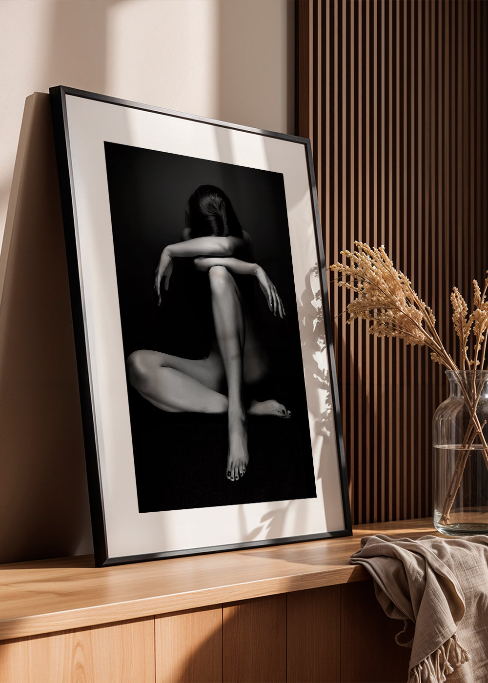 Fotografia siedzącej postaci w studio