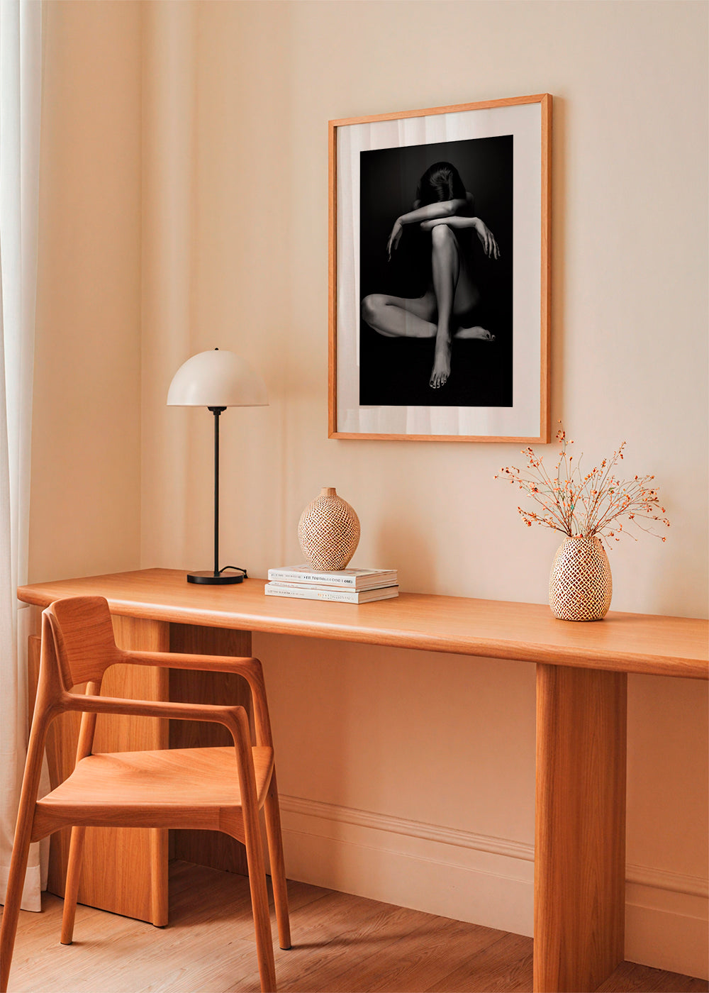 Fotografia siedzącej postaci w studio