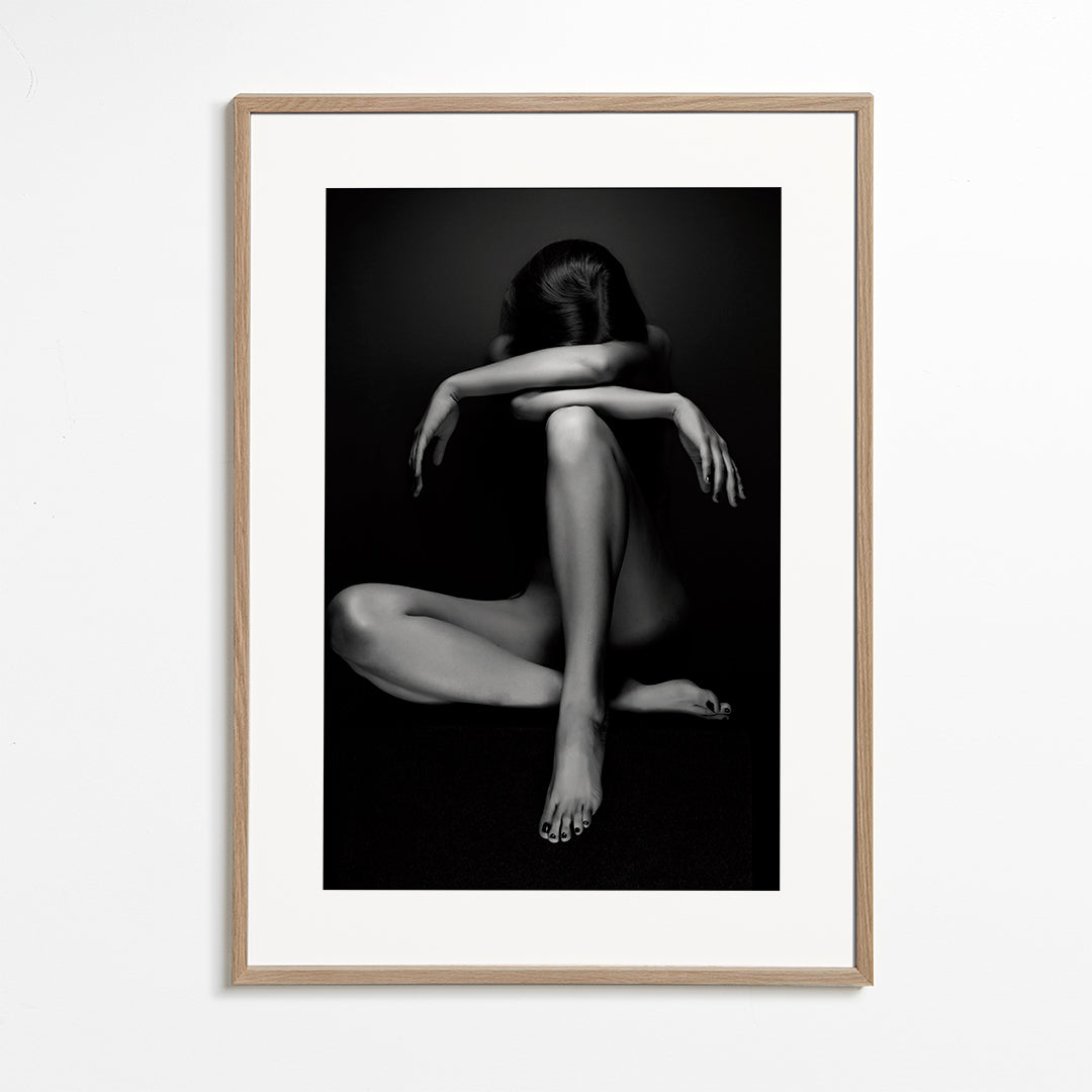 Fotografia siedzącej postaci w studio