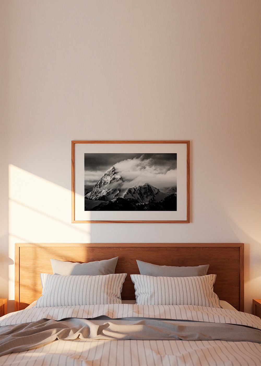 Plakat górski z ośnieżonym szczytem w chmurach