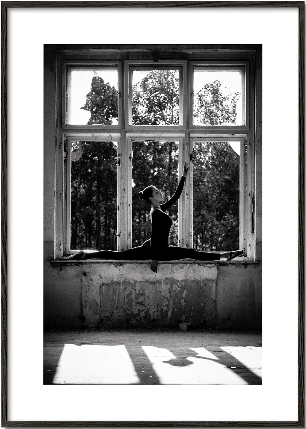Fotografia baleriny w oknie