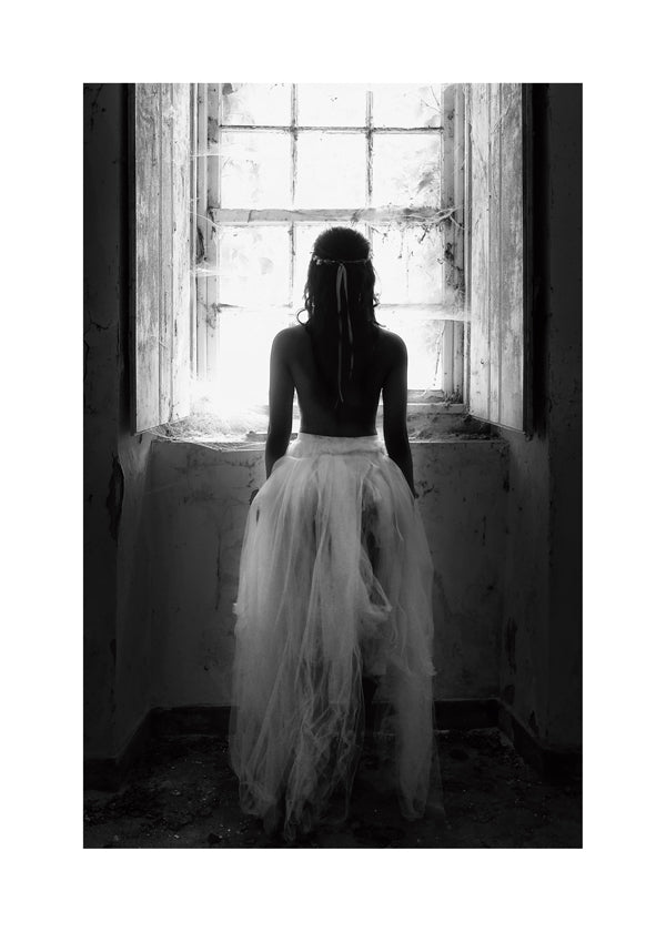 Fotografia postać od tyłu przy oknie