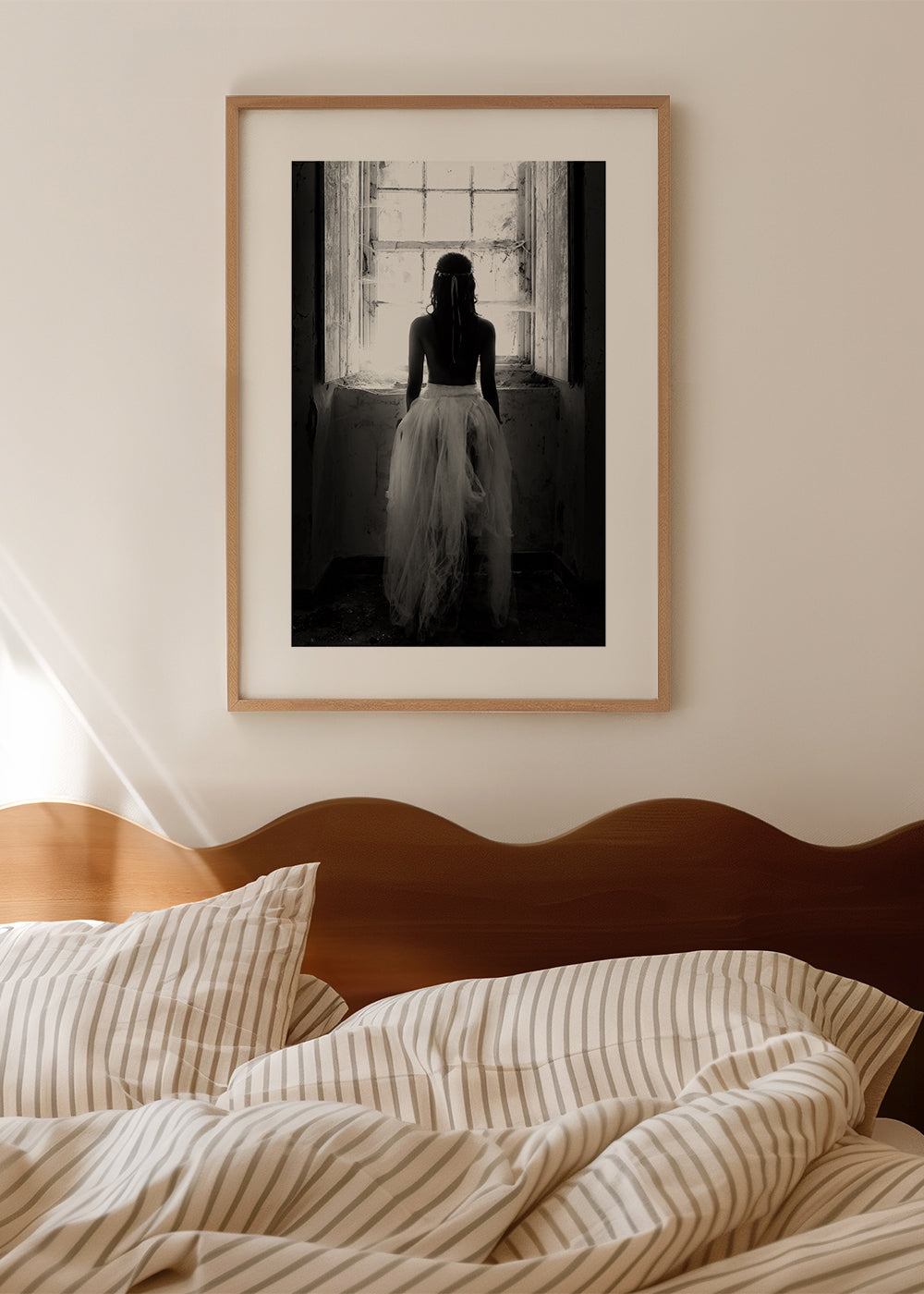 Fotografia postać od tyłu przy oknie