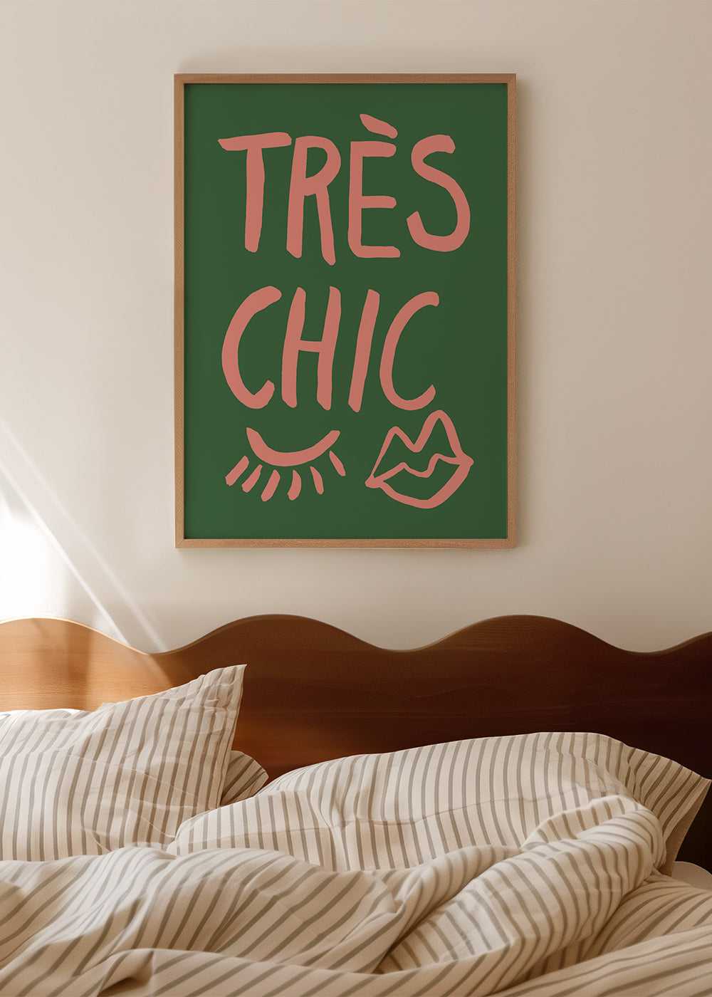 Ilustracja Très Chic róż na zielonym tle