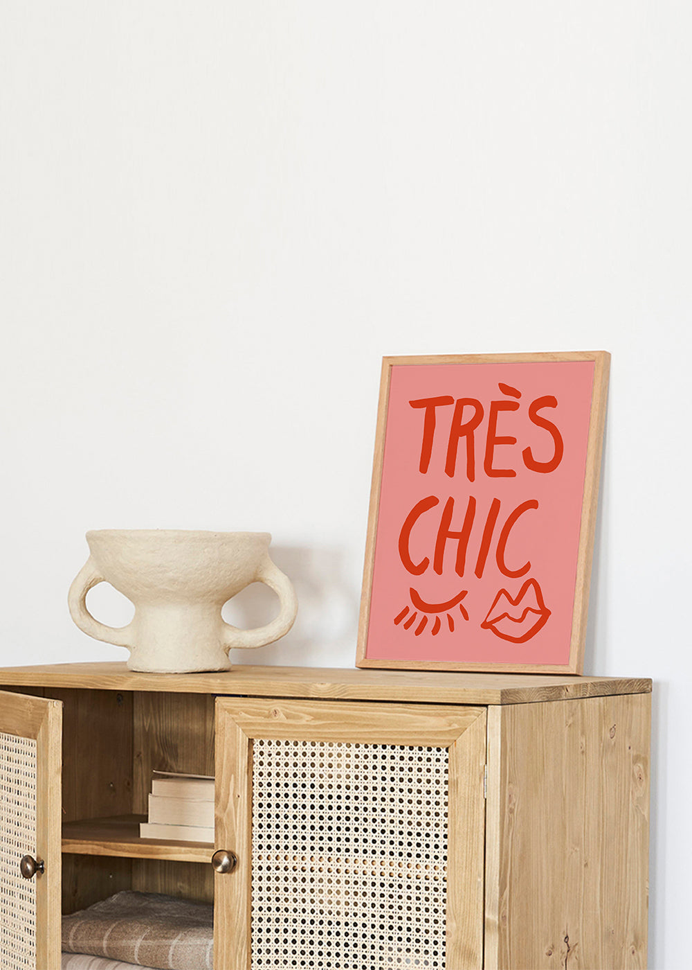 Plakat typograficzny 'Très Chic' różowy