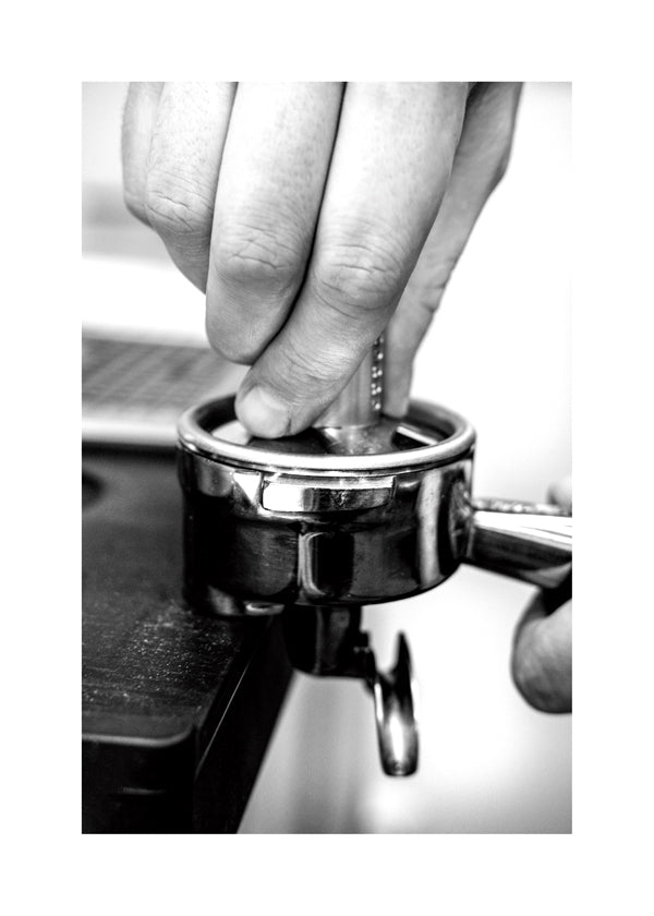 Sztuka do kuchni: ręce przygotowujące espresso z bliska