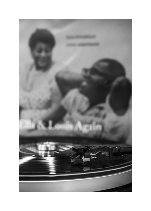 Vintage print: winyl i gramofon z bliska