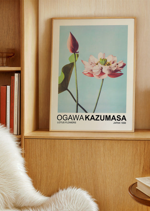 Plakat botaniczny: różowy lotos na niebieskim niebie