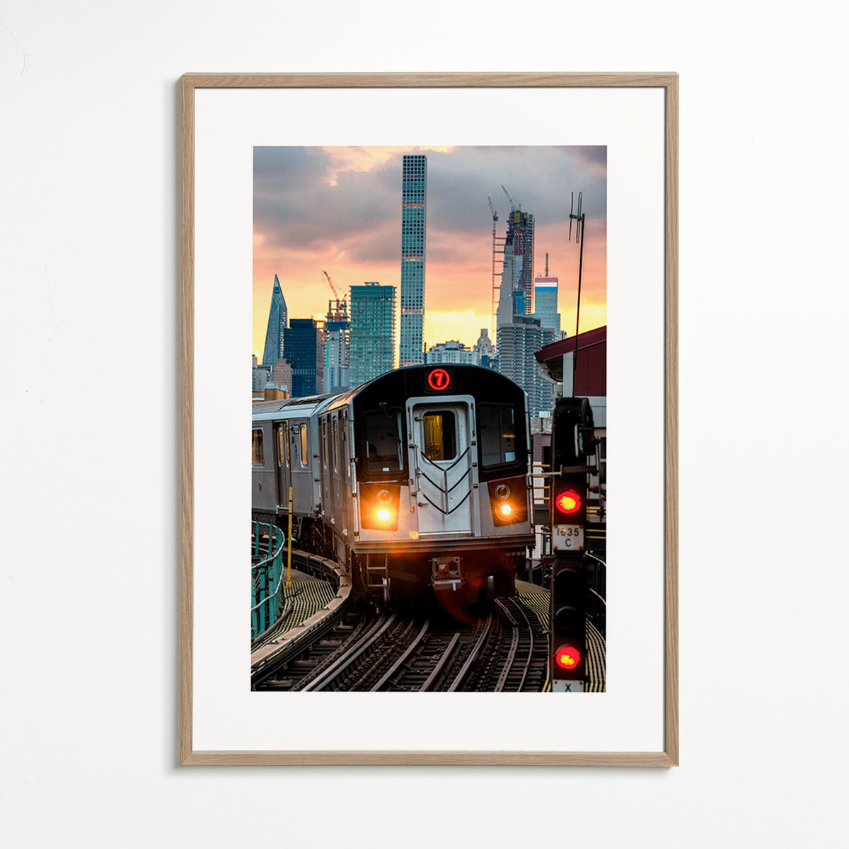 Plakat podróżniczy: Metro 7 o zachodzie słońca – Oak Frame