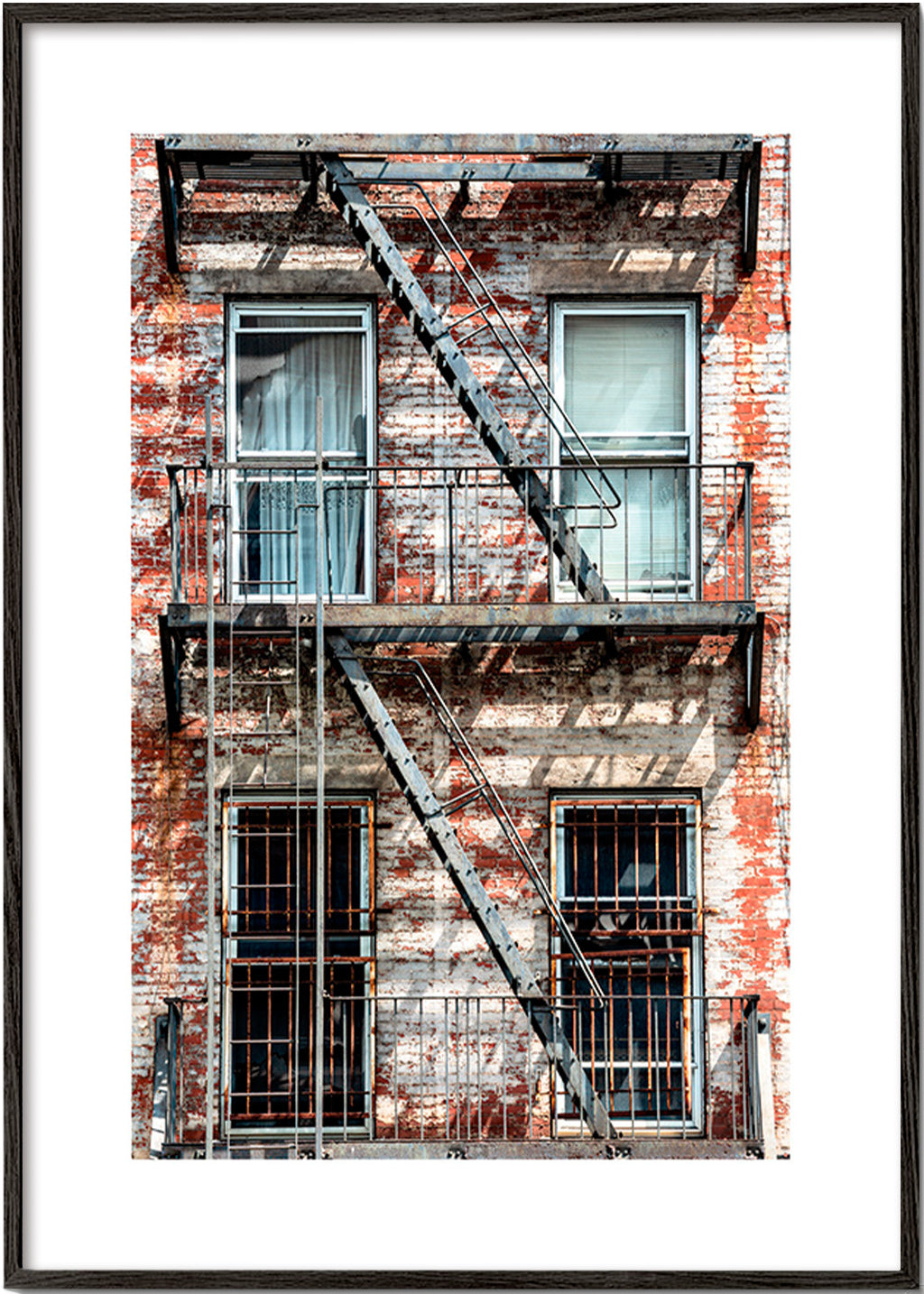 Fotografia elewacji ze schodami ewakuacyjnymi – Black Frame