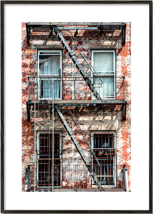 Fotografia elewacji ze schodami ewakuacyjnymi – Black Frame