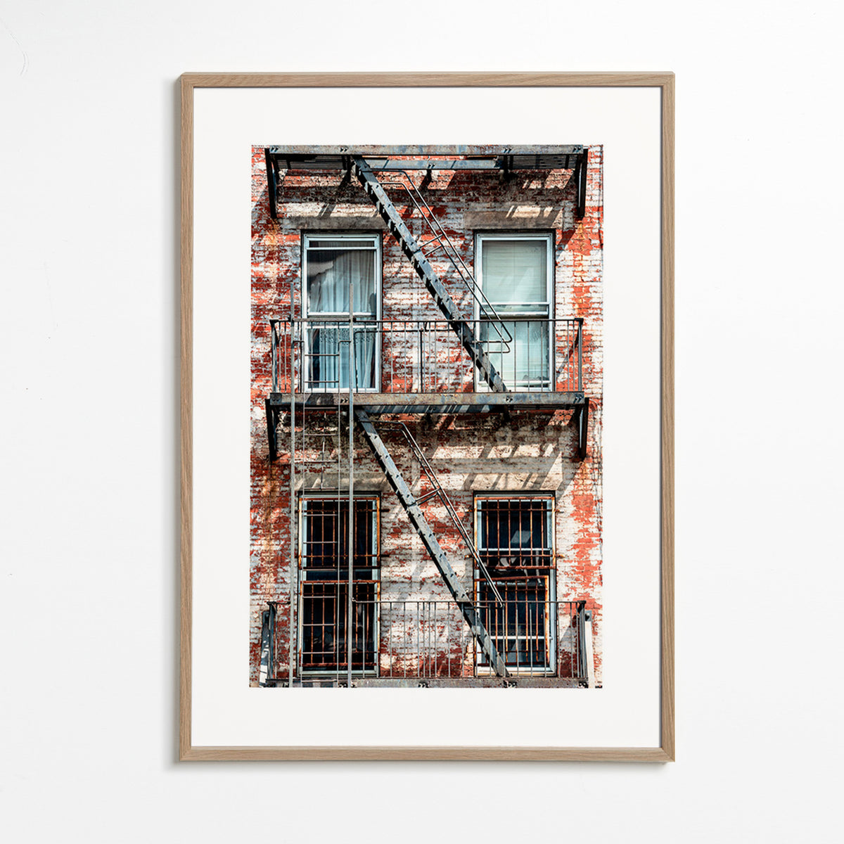 Fotografia elewacji ze schodami ewakuacyjnymi – Oak Frame