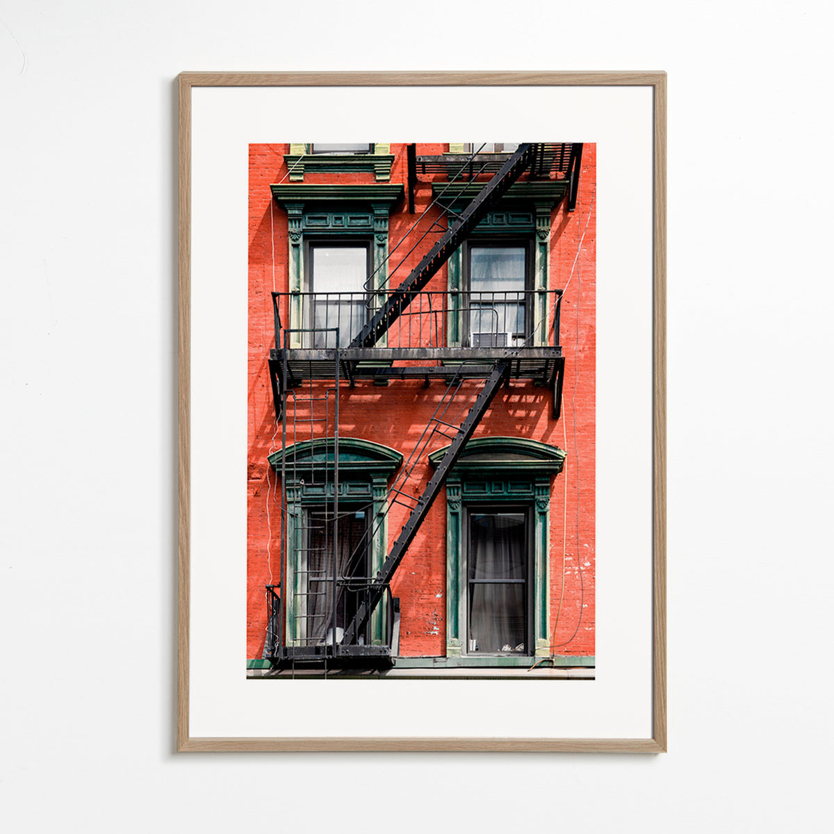 Plakat miasta: fasada NY ze schodami pożarowymi – Oak Frame